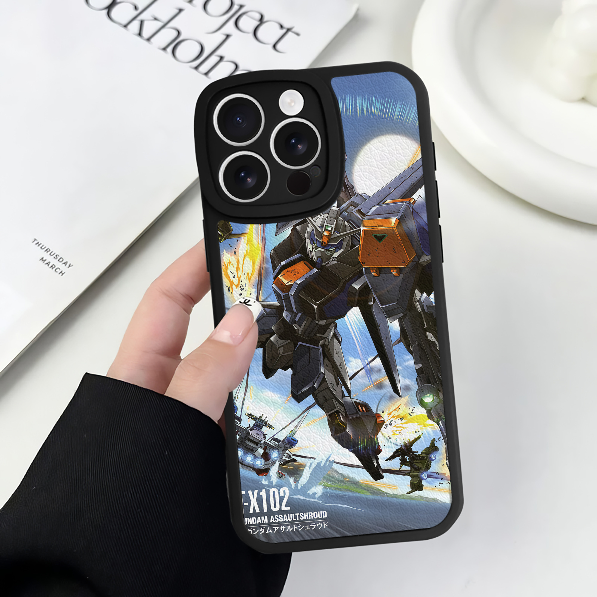（画像用） 機動戦士ガンダム Mobile Suit Gundam 【iPhone 16シリーズ対応】シリコンスマホケース（レザー調） 材質：シリコン